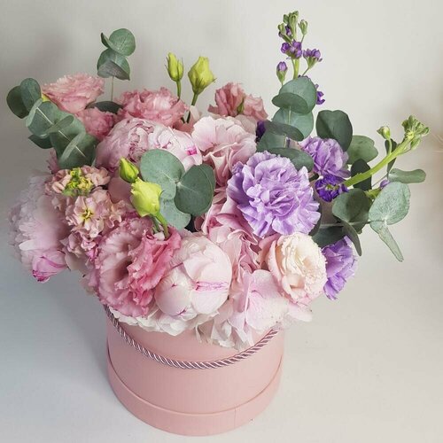 Цветы в коробке резные розовые пионы и сиреневым диантусом