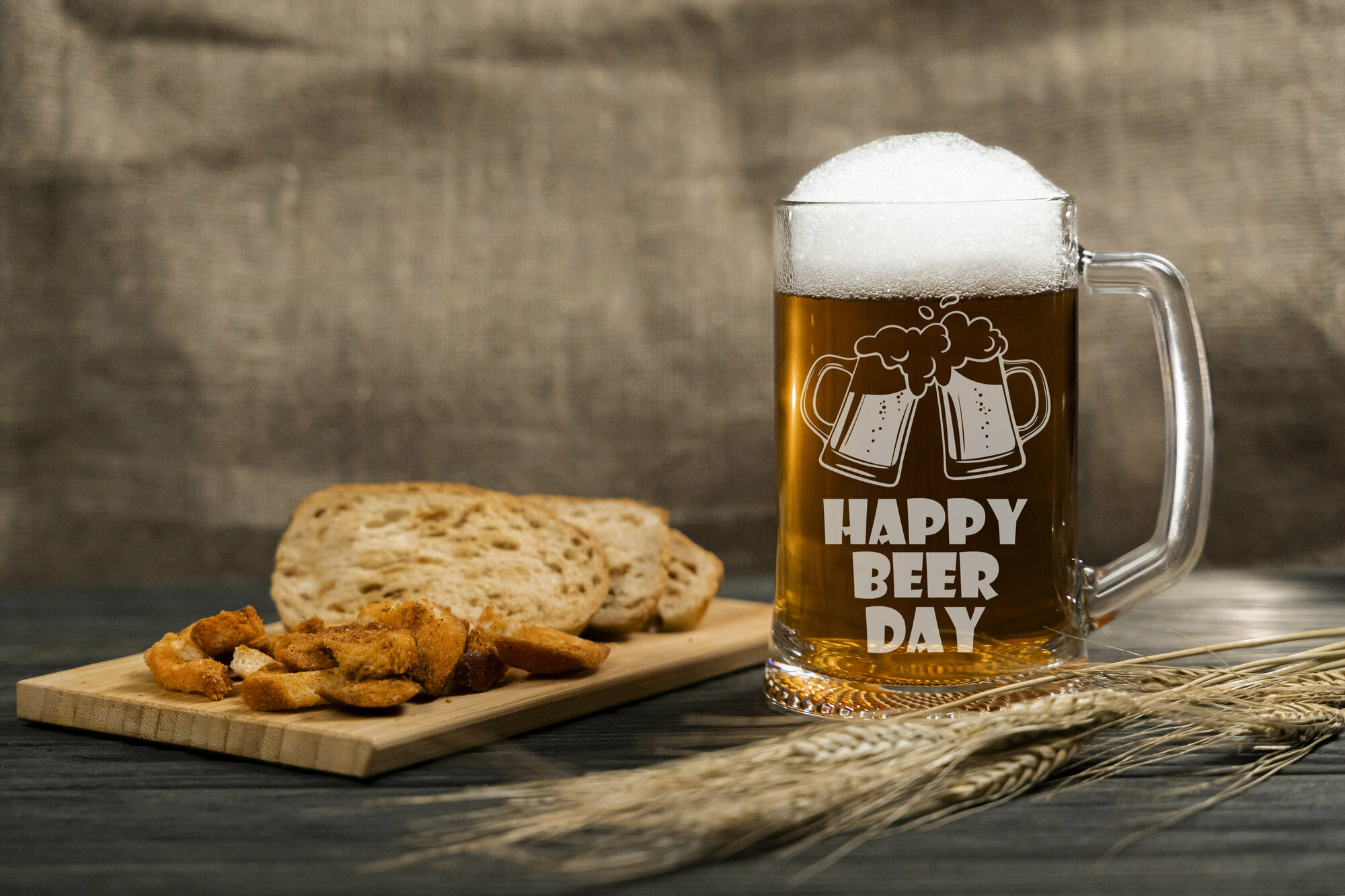 Пивной бокал с гравировкой "Happy beer day" С Днём Рождения / пивной бокал с надписью / для пива в подарок папе / подарок мужчине / кружка любимому