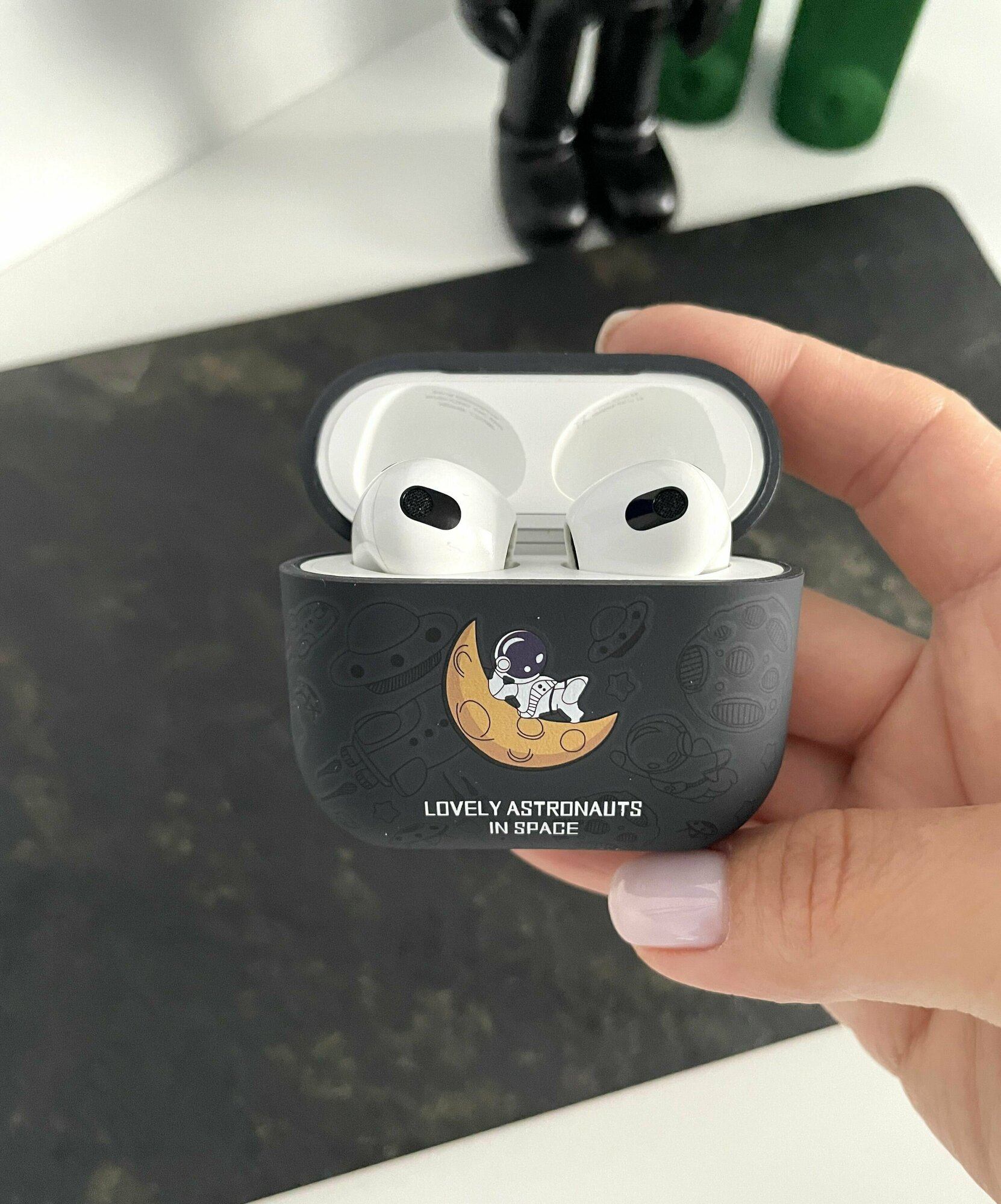 Чехол для наушников AirPods 3, Астронавт, черный