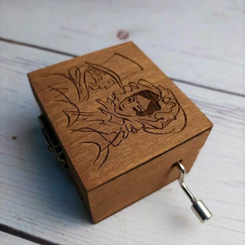 фото Музыкальная деревянная шкатулка-шарманка Пушкин и Гончарова с мелодией Ромео и Джульетта