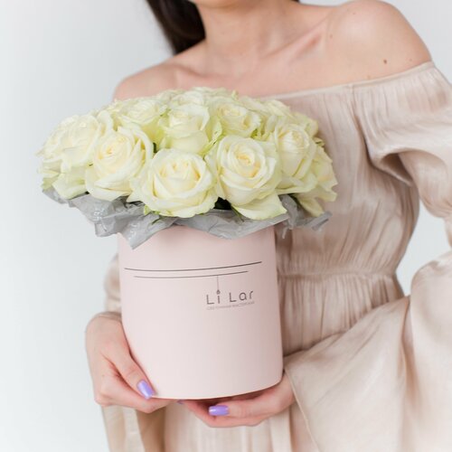 Белые розы в шляпной коробке #597