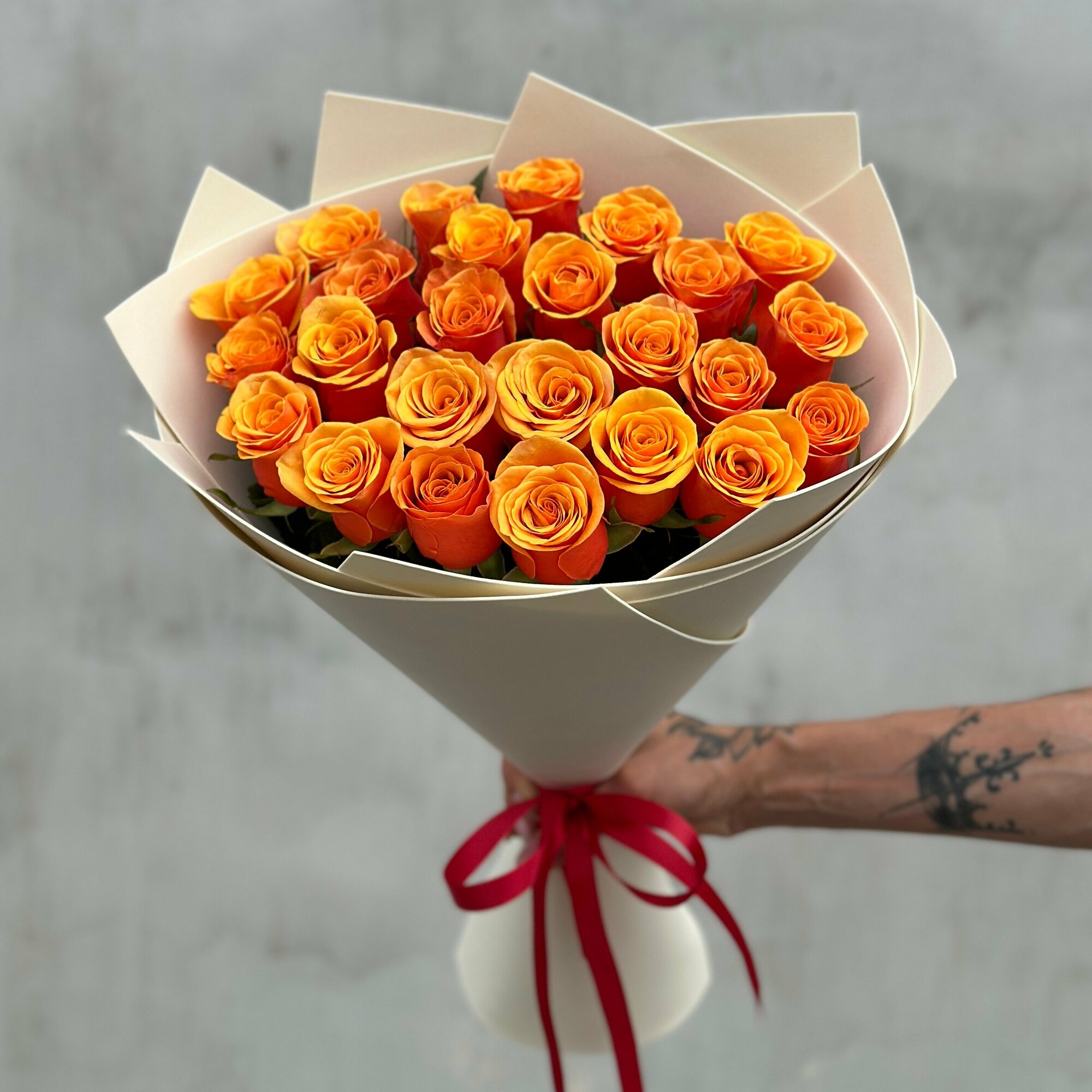 Букет из 25 роз "Испания" 50см в упаковке / Радуга Букет