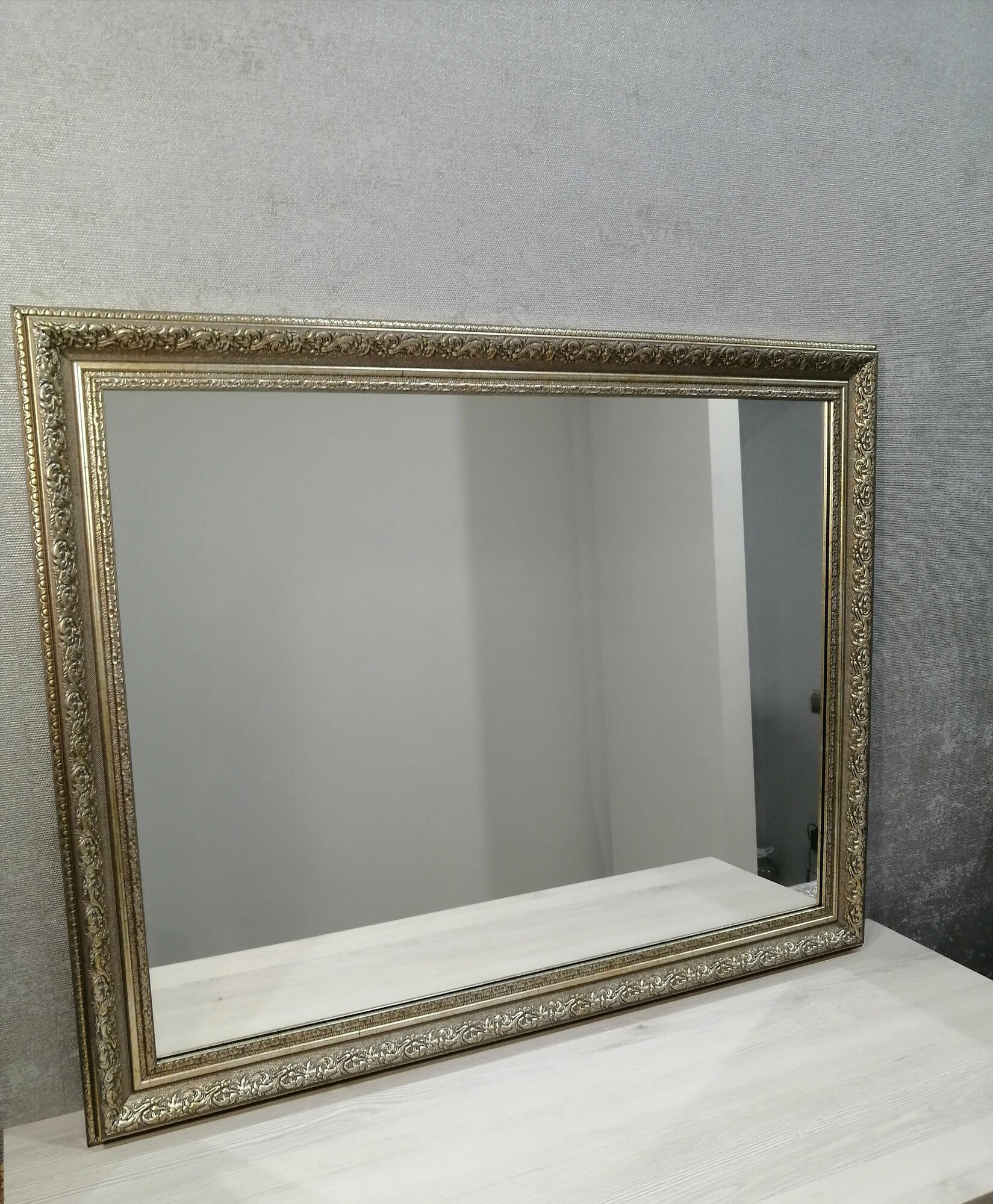 Зеркало в багетной раме настенное интерьерное для спальни прихожей подвесное 140х65 - фотография № 8