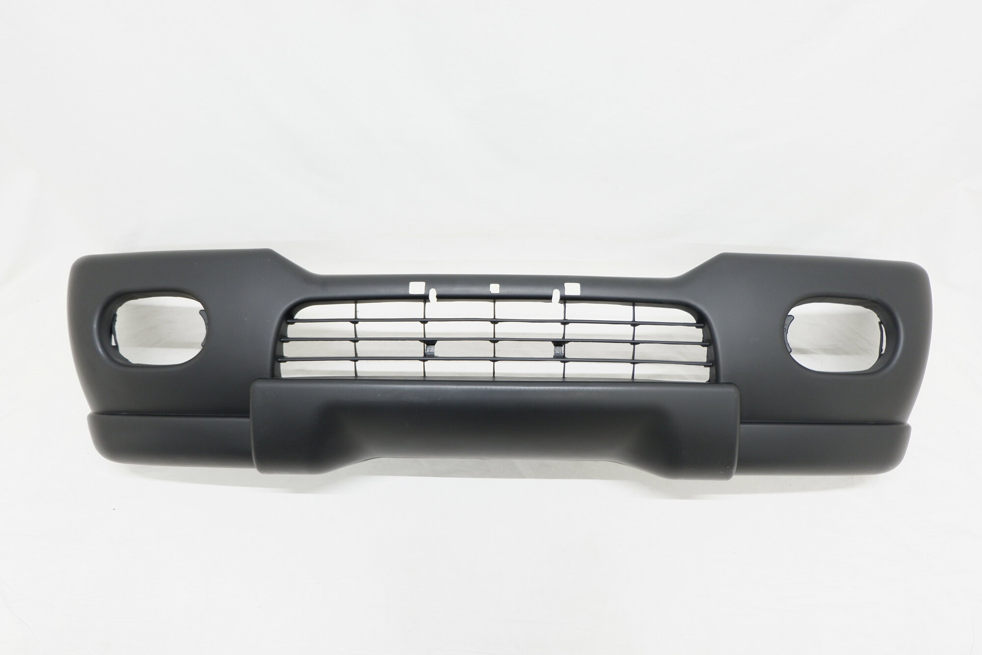 Бампер передний Mitsubishi Pajero Sport 1 1999-2008 MR508329