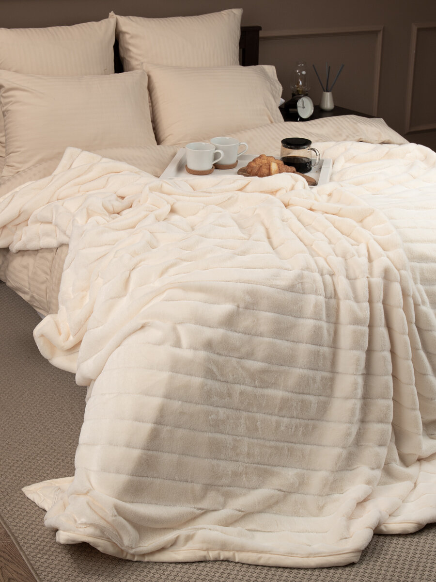 Плед TexRepublic Кролик 200х220 см, Евро, искусственный мех, покрывало на кровать, теплый, пушистый, однотонный в полоску, шампань - фотография № 3