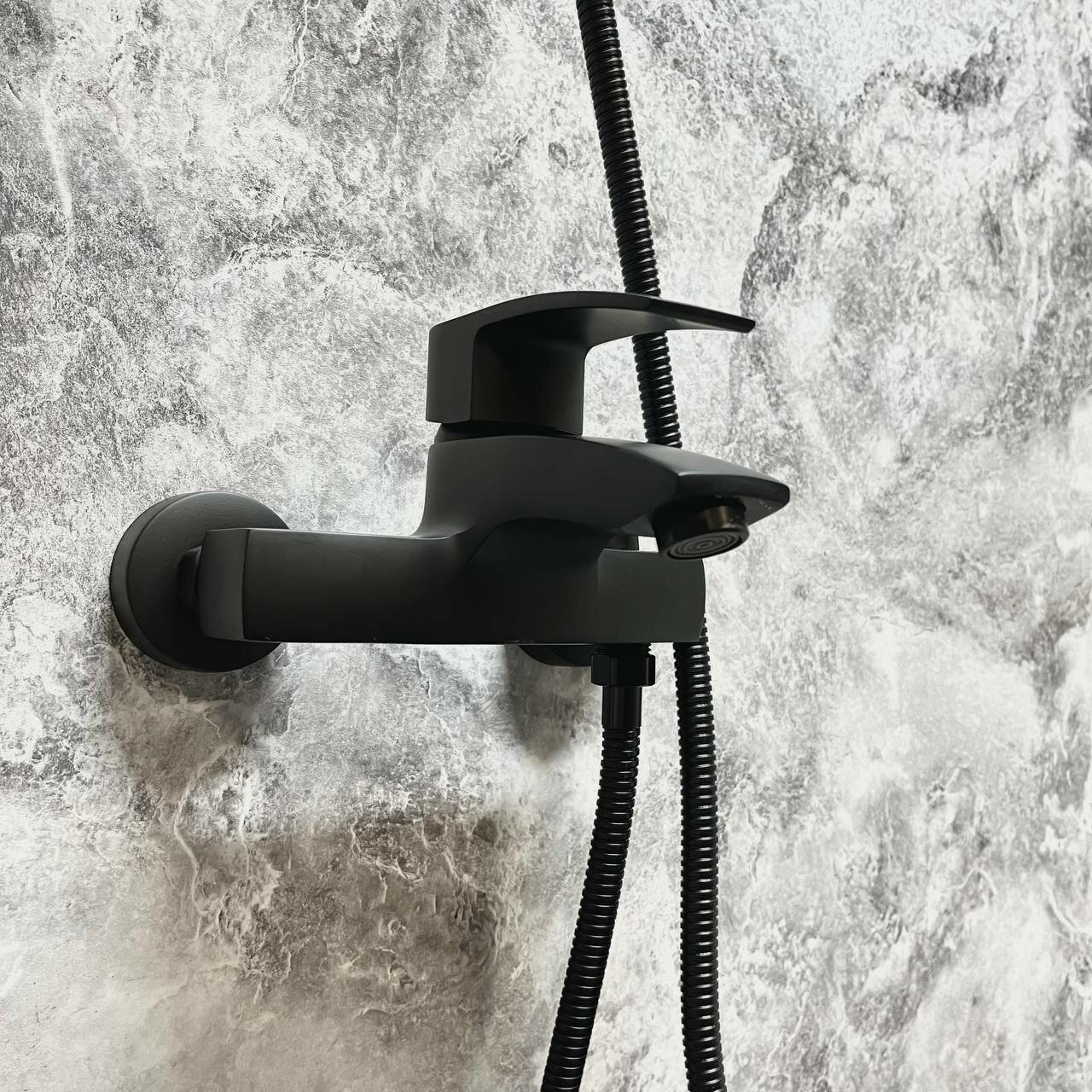 Смеситель для ванны D-LIN D130365-A с коротким изливом, лейкой, латунь, черный. - фотография № 9