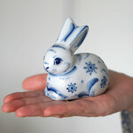 Новогодняя фигурка Гжель Кролик Снежок 9 см статуэтка из фарфора - изображение