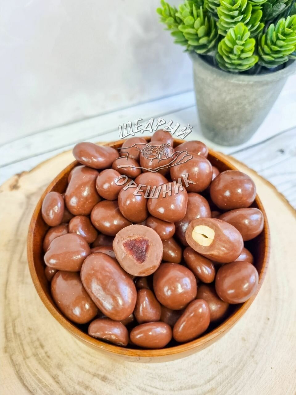 Ассорти орехово-ягодное (кешью, миндаль, фундук, клубника, вишня, клюква) в бельгийском молочном шоколаде 250 г