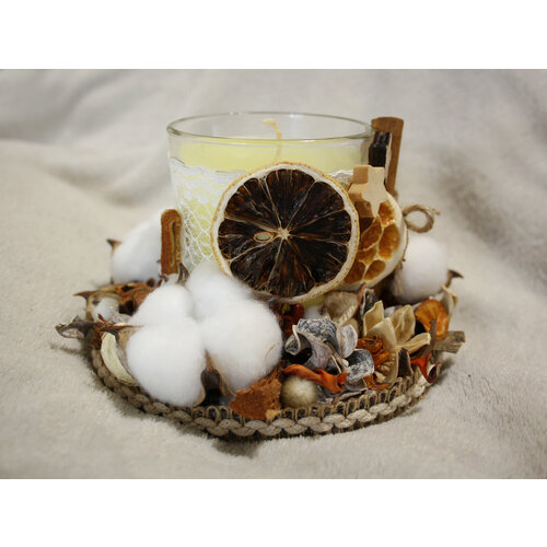 Свеча декорированная на подставке бежевая