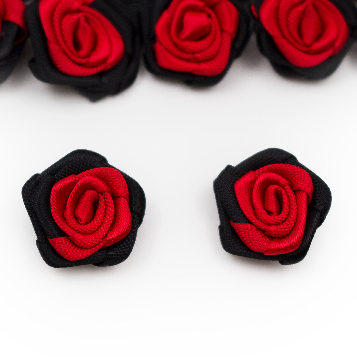 Цветок пришивной двухцветный 'Роза' 1,5 см (250/030 красный/черный)