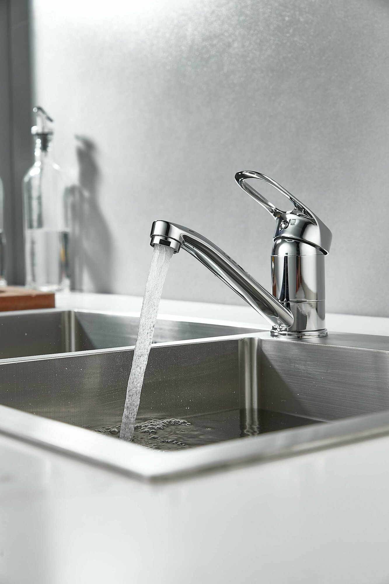 фото Смеситель для кухни Rainsberg однорычажное управление. Поворотный излив 150 мм. Монтаж на одно отверстие, на гайке. Гибкая подводка.