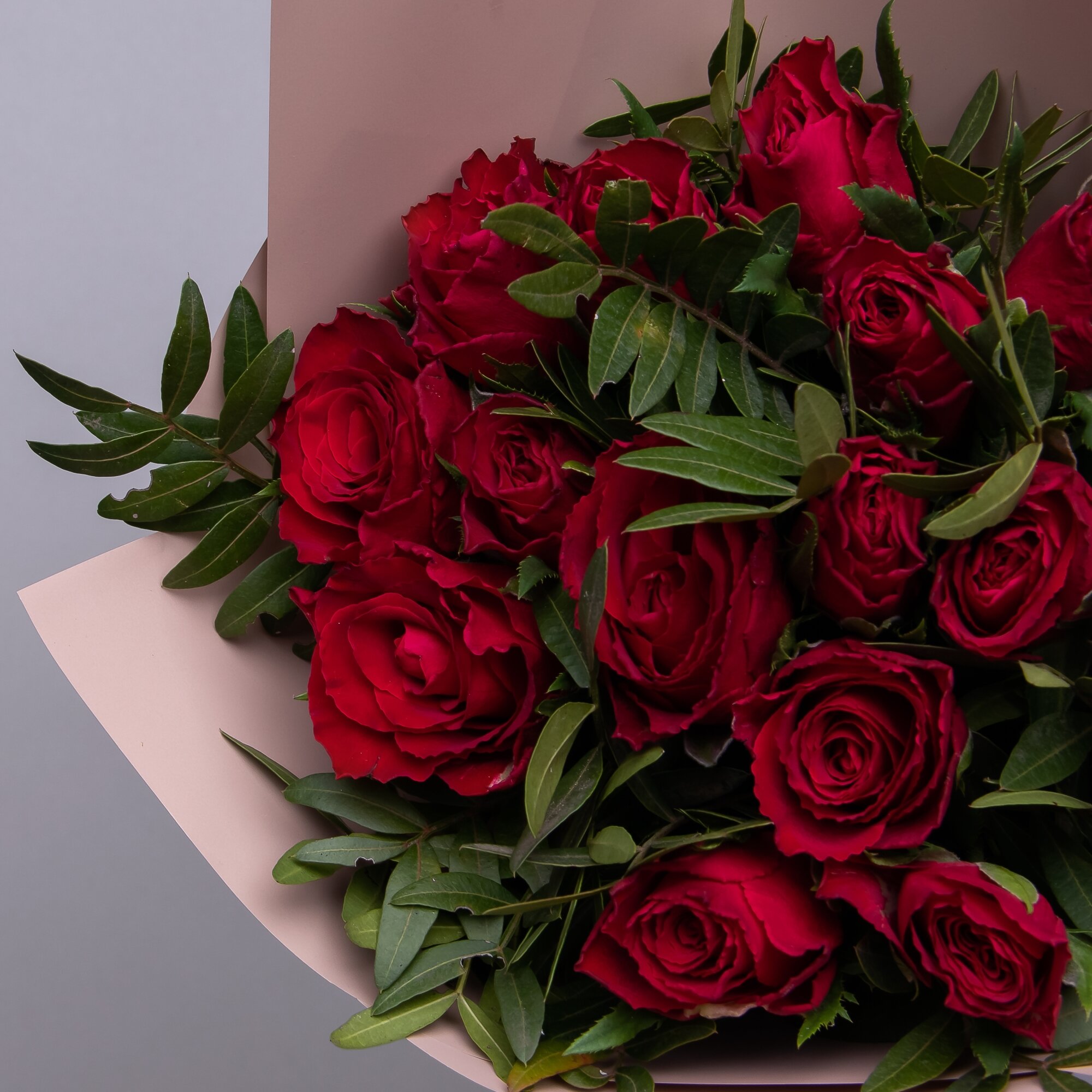 Букет Розы промо с фисташкой, красные, 15 стеблей