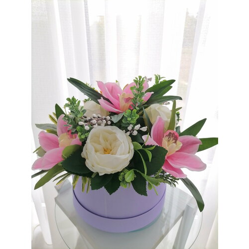 Композиция из искусственных цветов 