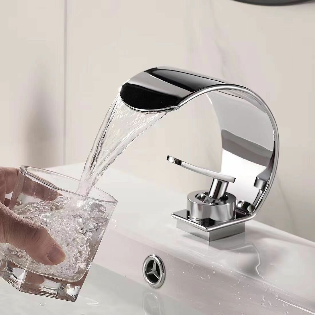 Полностью медный креативный белый водопадный кран для ванной комнаты