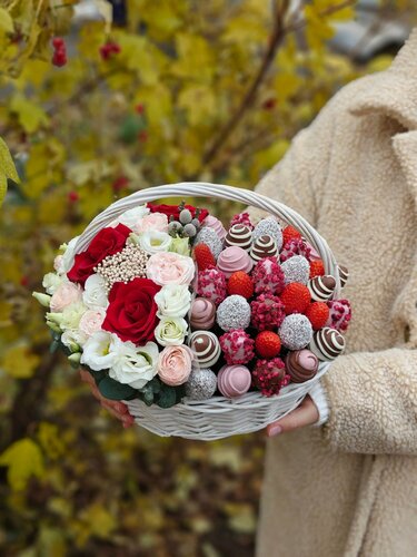 Изображение товара Корзина с клубникой в белом, розовом и молочном шоколаде, малина, темный рис, микс цветов, Berry Mood 2, S размер