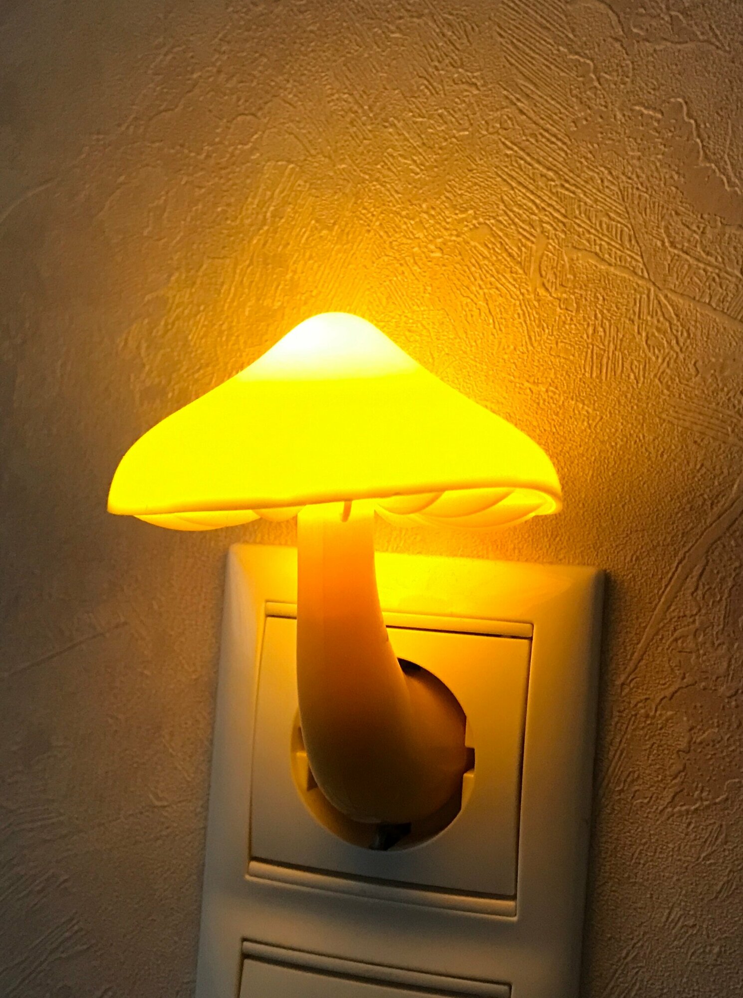 Ночник-светильник гриб с датчиком света в розетку - фотография № 2