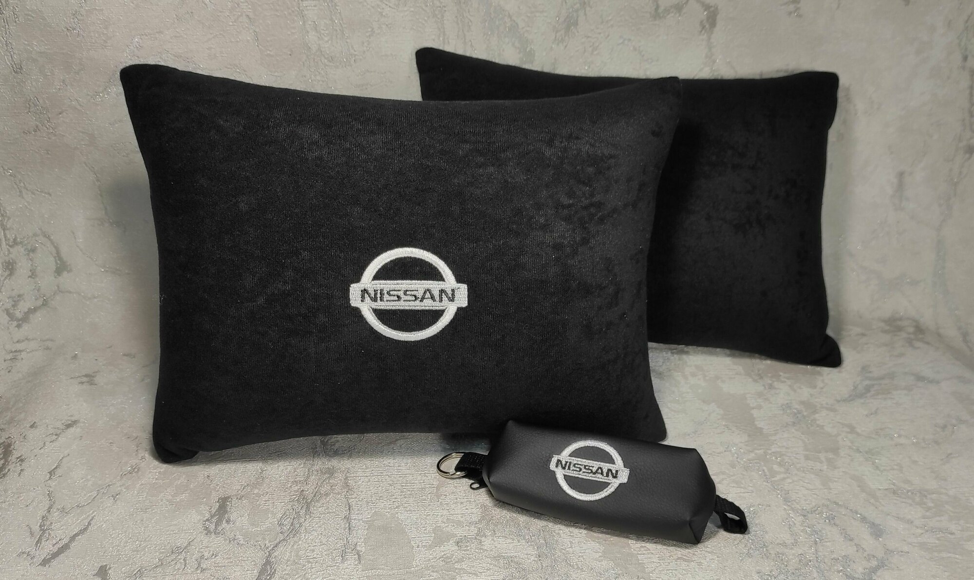 Подарочный набор: декоративная подушка в салон автомобиля из велюра и ключница с логотипом NISSAN комплект 3 предмета