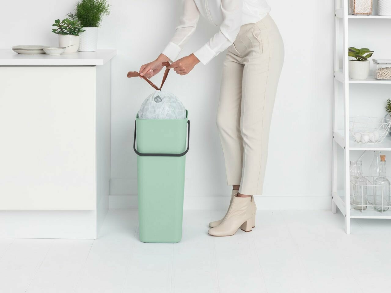 Ведро для мусора 40 л Brabantia Sort & Go мятно-голубой - фото №6
