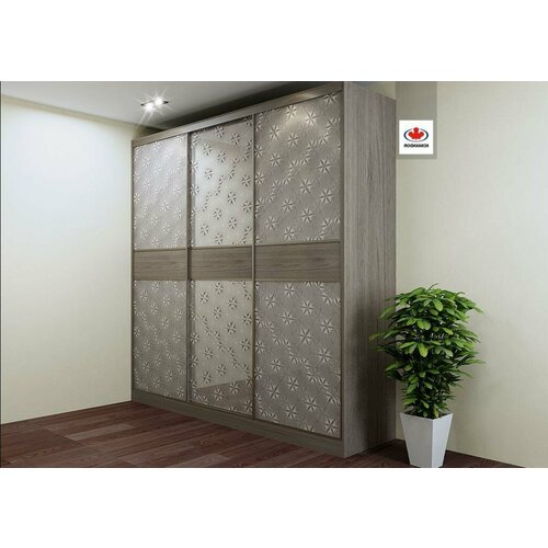 Встроенный коричневый шкаф-купе трёхдверный в стиле модерн