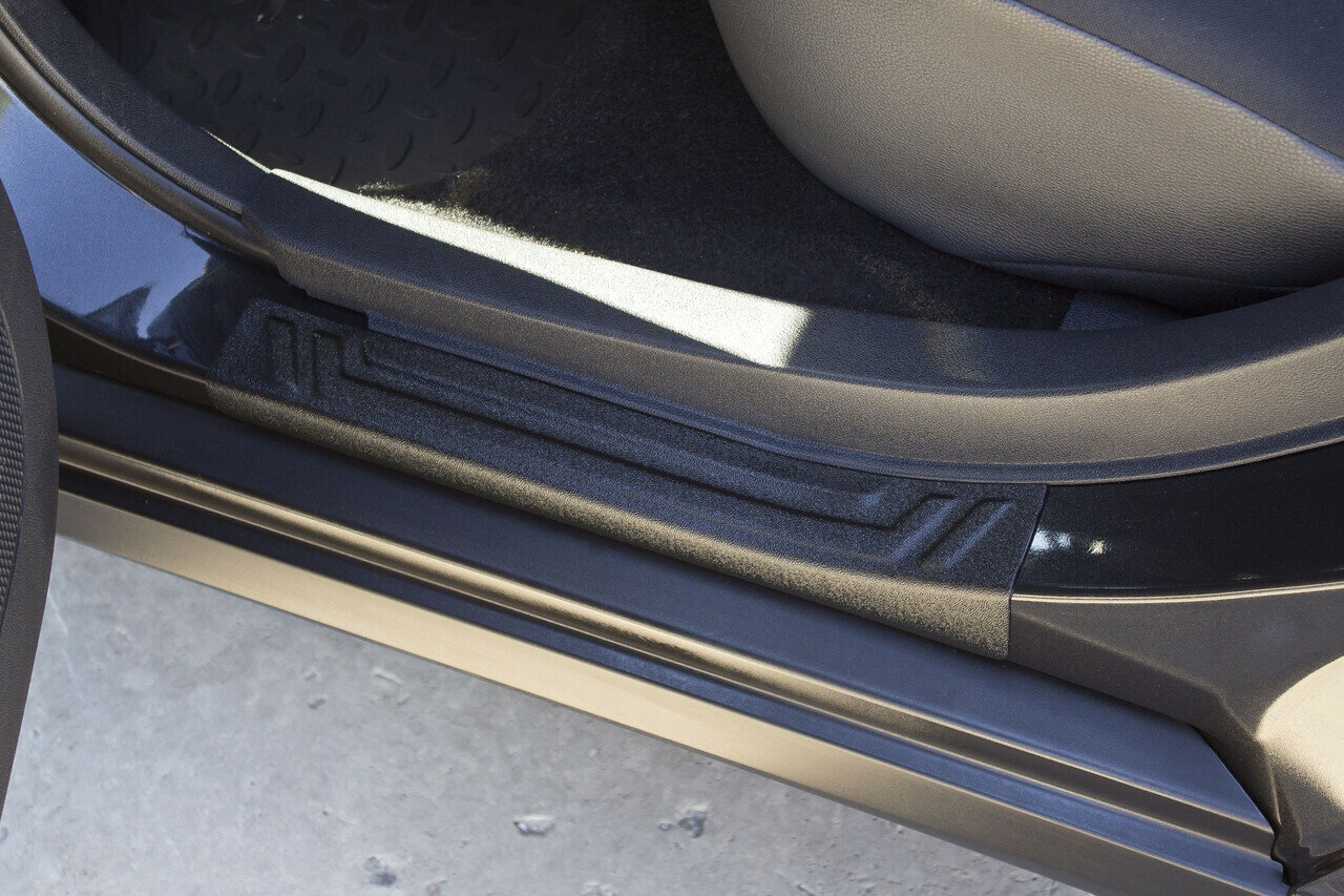Накладки на внутренние пороги дверей Nissan Almera 2014-2018