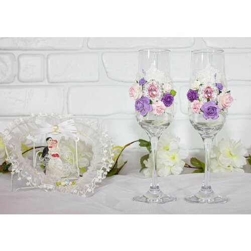 Набор украшенных бокалов для свадьбы с цветами и брошью