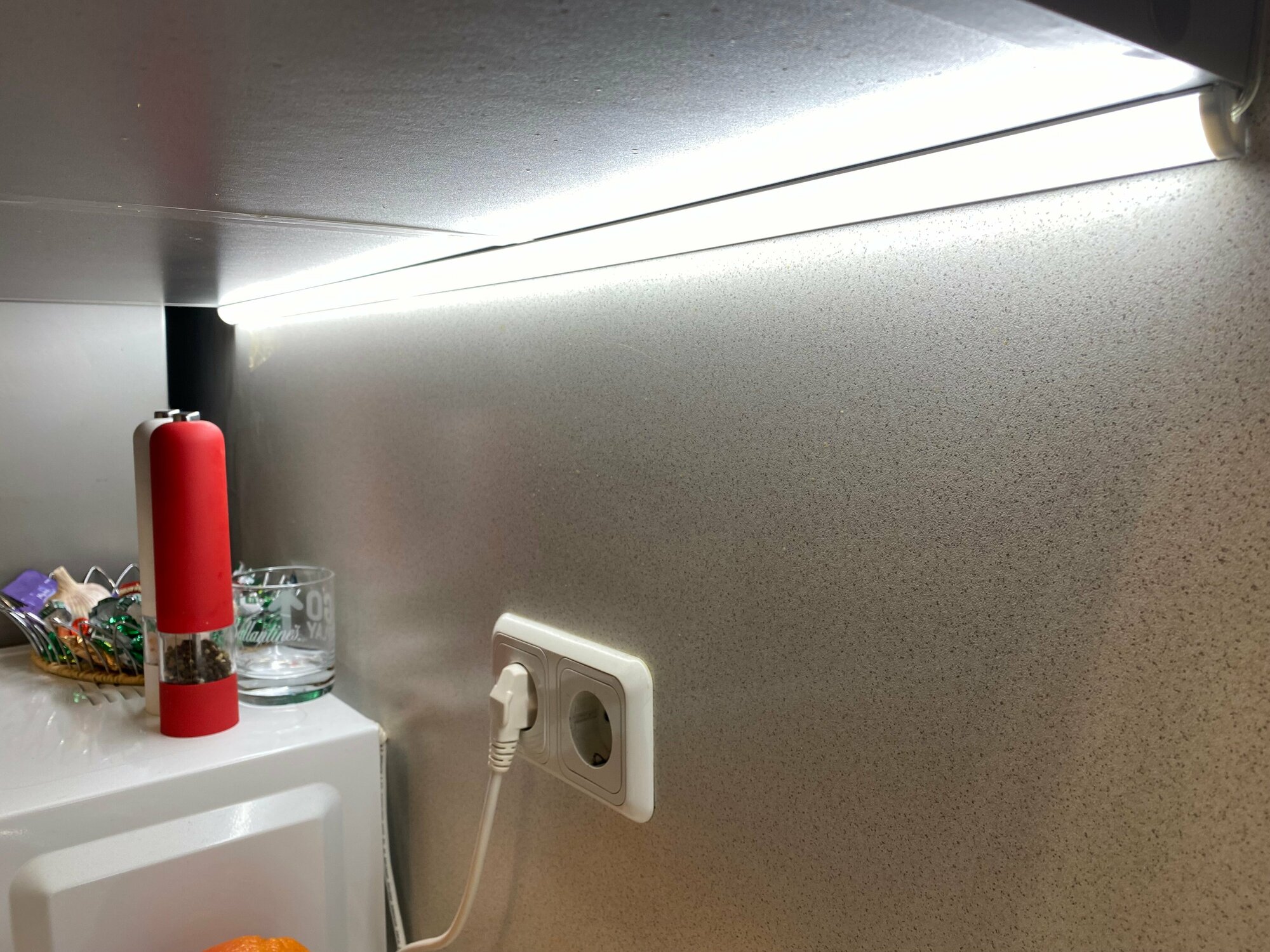 Подсветка для кухни 100 см, сенсорная с возможностью регулировки яркости, Мощность 24Вт. Теплый белый 3000К. Комплект - фотография № 10
