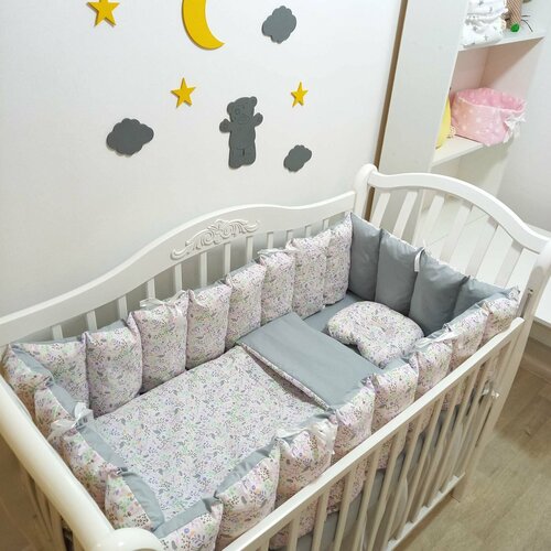 Комплект бортиков в кроватку из 7 предметов для новорожденных и малышей Mamdis разноцветный