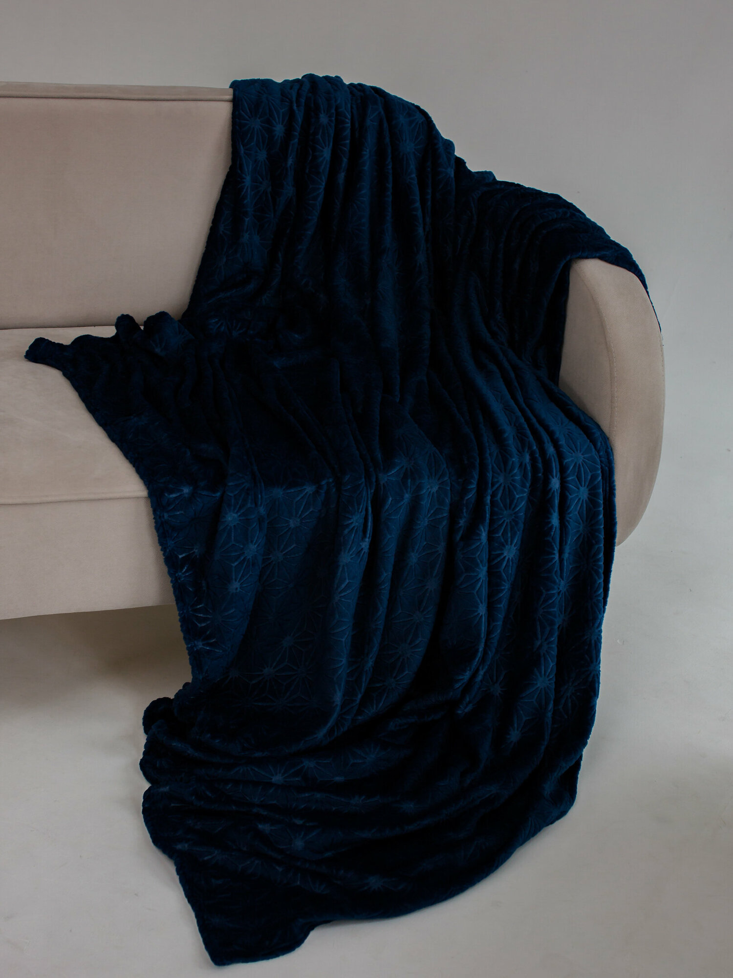 Плед велсофт на диван, покрывало на кровать, 150х200, Синий - фотография № 19