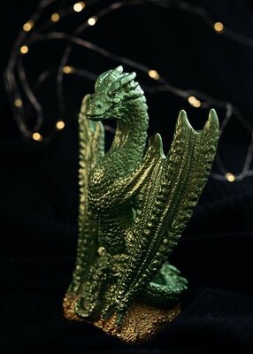 Фигурка дракона - символ 2024 года