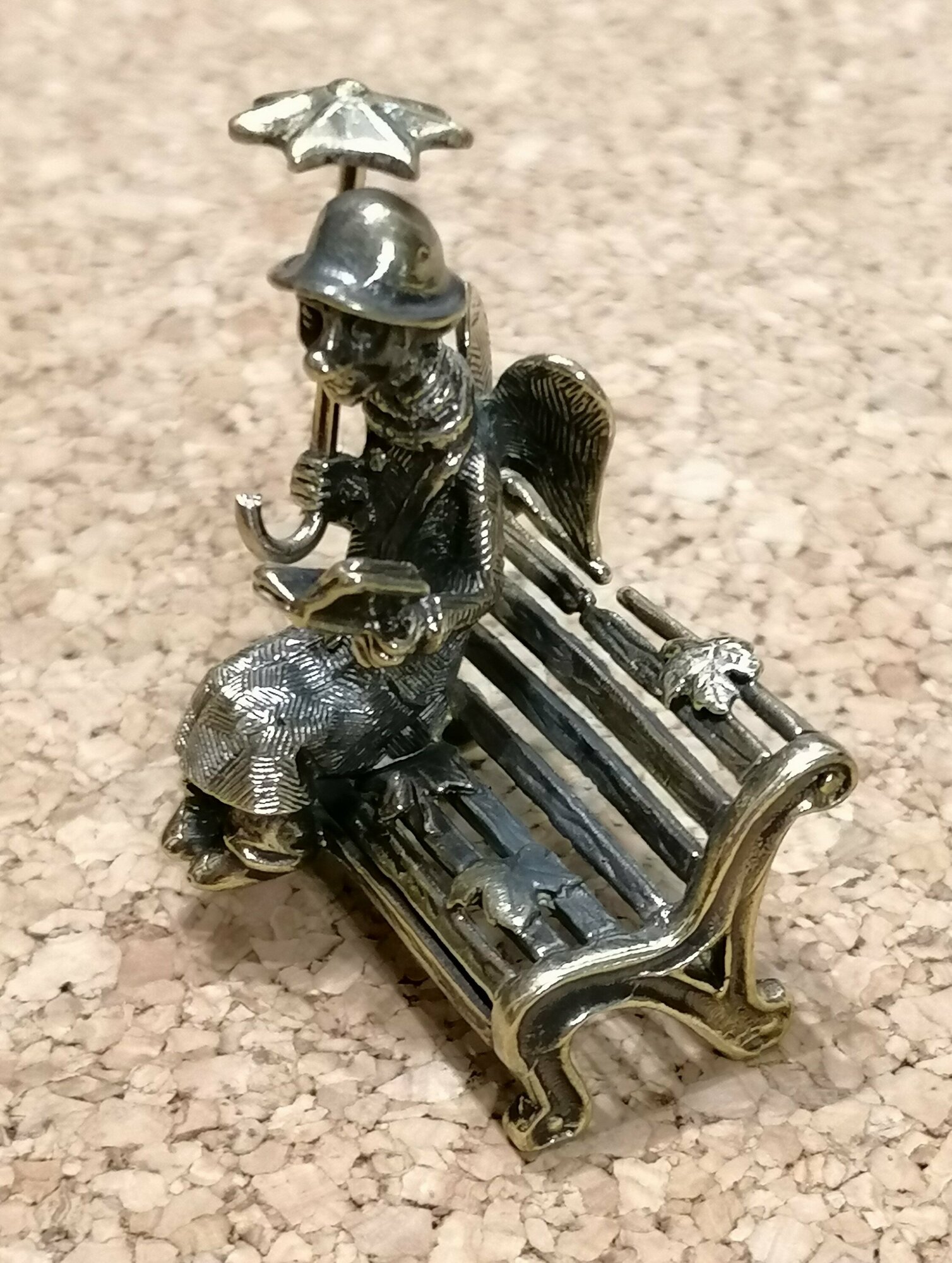 Фигурка Петербургский ангел на спинке скамейки — фото 1