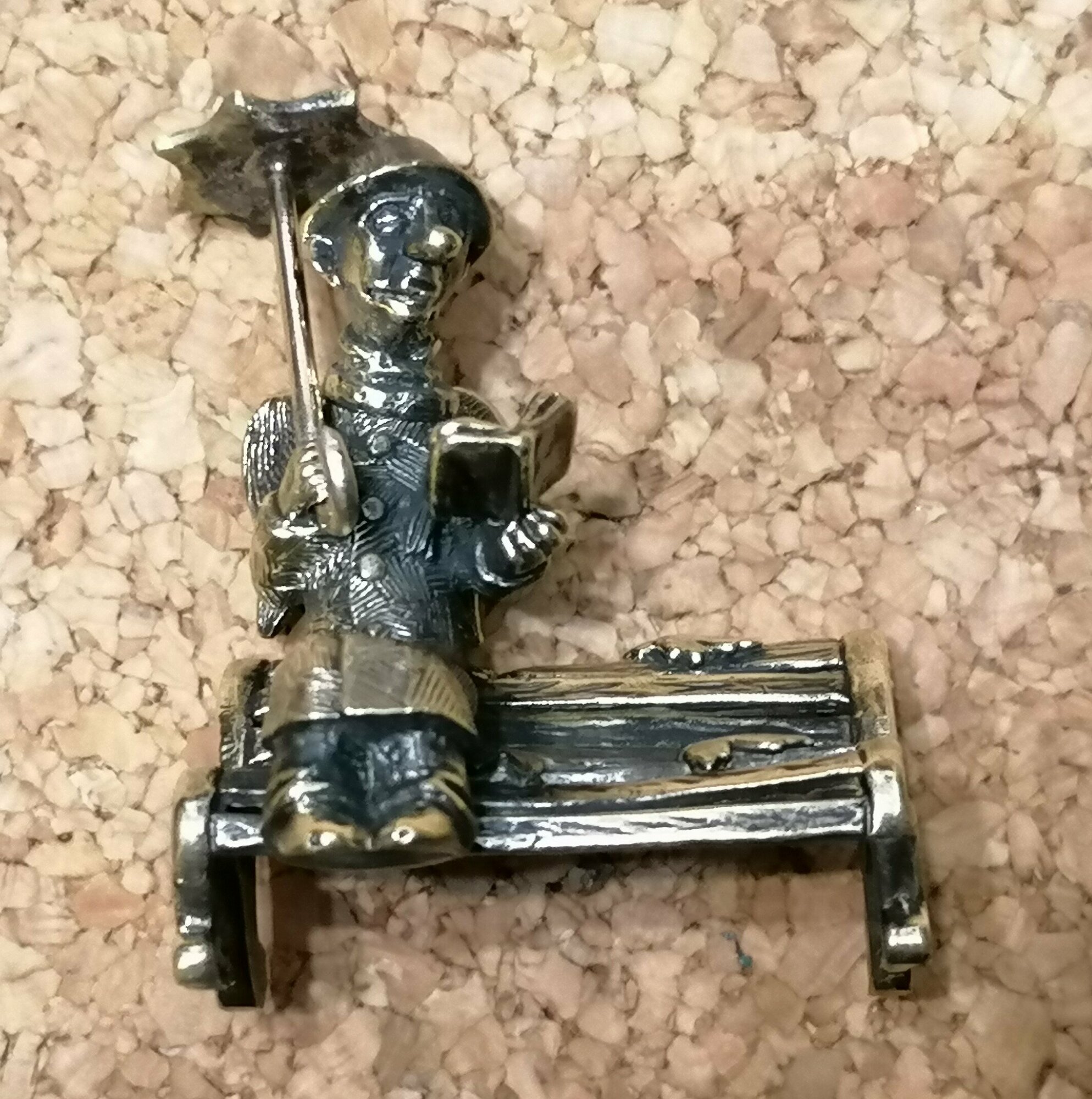 Фигурка Петербургский ангел на спинке скамейки