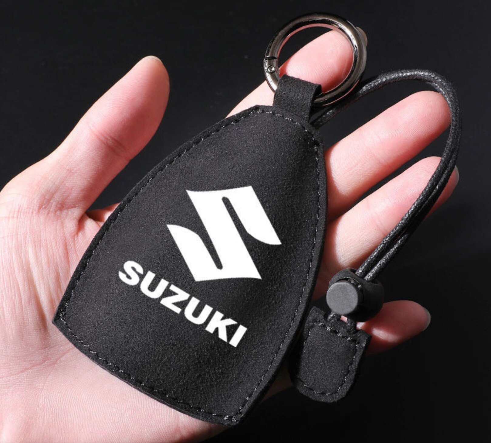Защитный универсальный черный чехол футляр брелок MyPads из алькантары для авто смарт ключа с логотипом Suzuki Сузуки Vitara Витара SX4 Jimny дж.