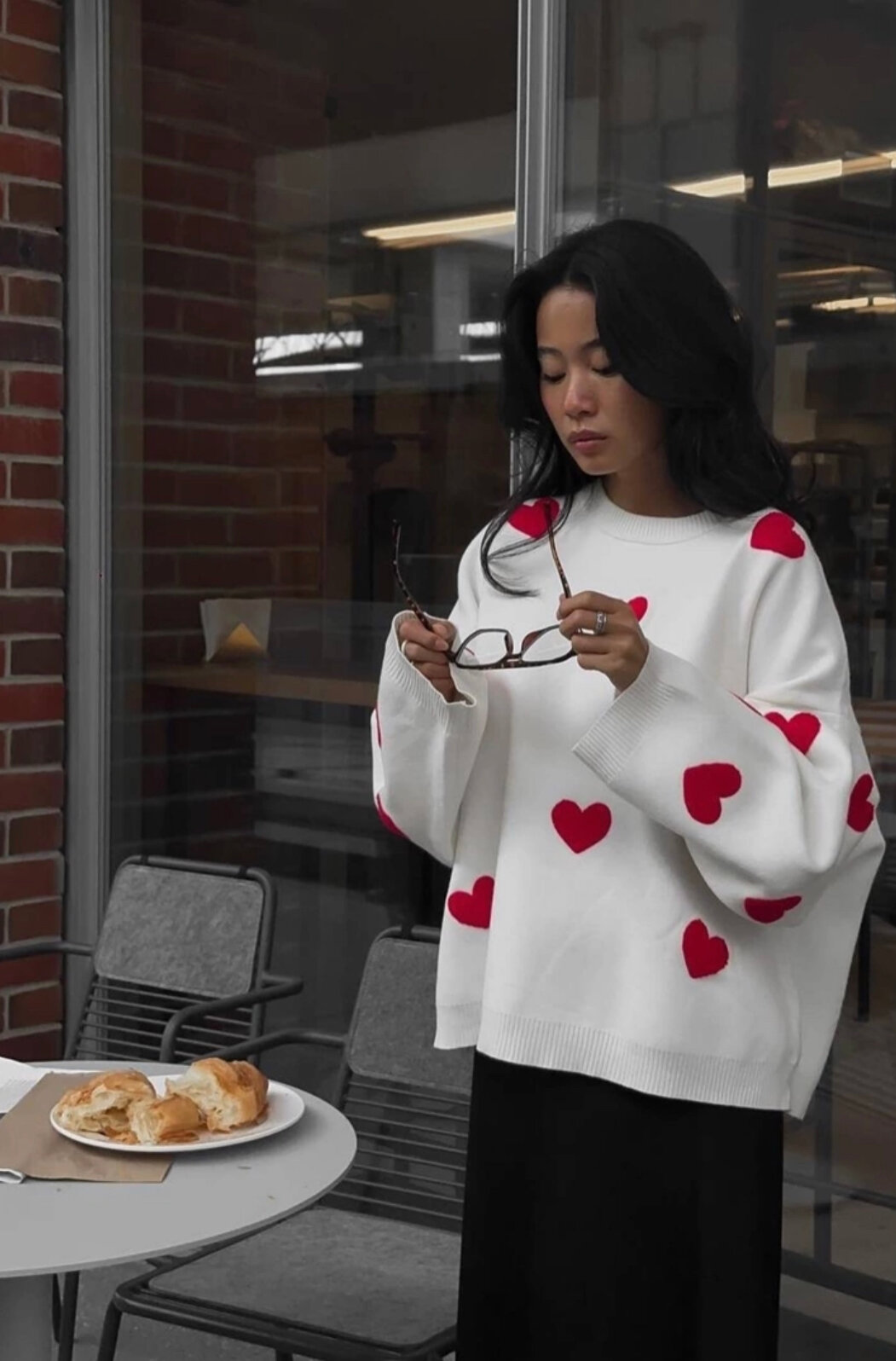 Белый свитер с сердечками