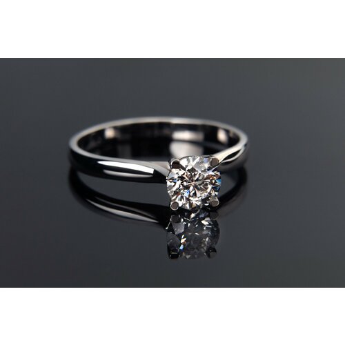 фото Кольцо помолвочное фамильные бриллианты кольцо золотое с единственным бриллиантом, белое золото, 585 проба, бриллиант, размер 17, белый