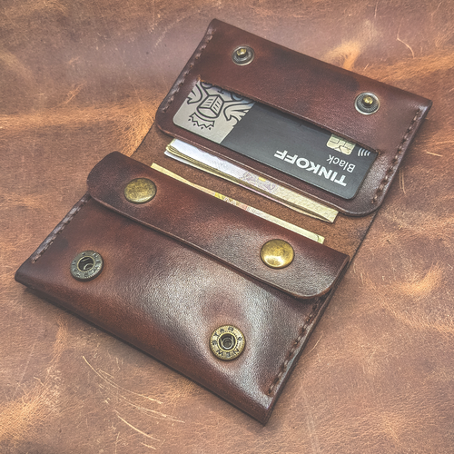 Кошелек , натуральная кожа, матовая фактура, на кнопках, 2 отделения для банкнот, отделения для карт и монет, коричневый