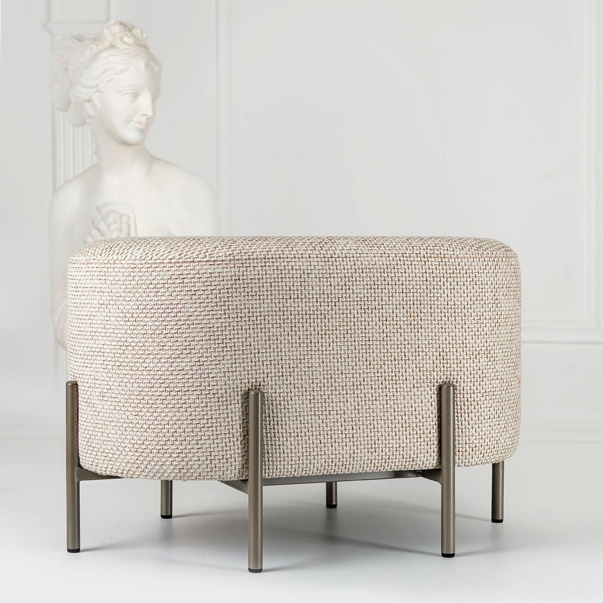 фото Банкетка в прихожую SAMOYLOV MEBEL Овальный пуф в гостиную, спальню в стиле бохо.