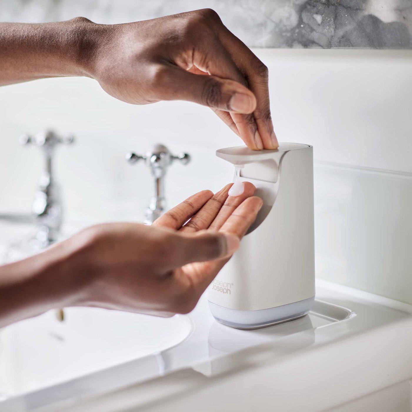 фото Дозатор для жидкого мыла Joseph Joseph Slim, бежевый