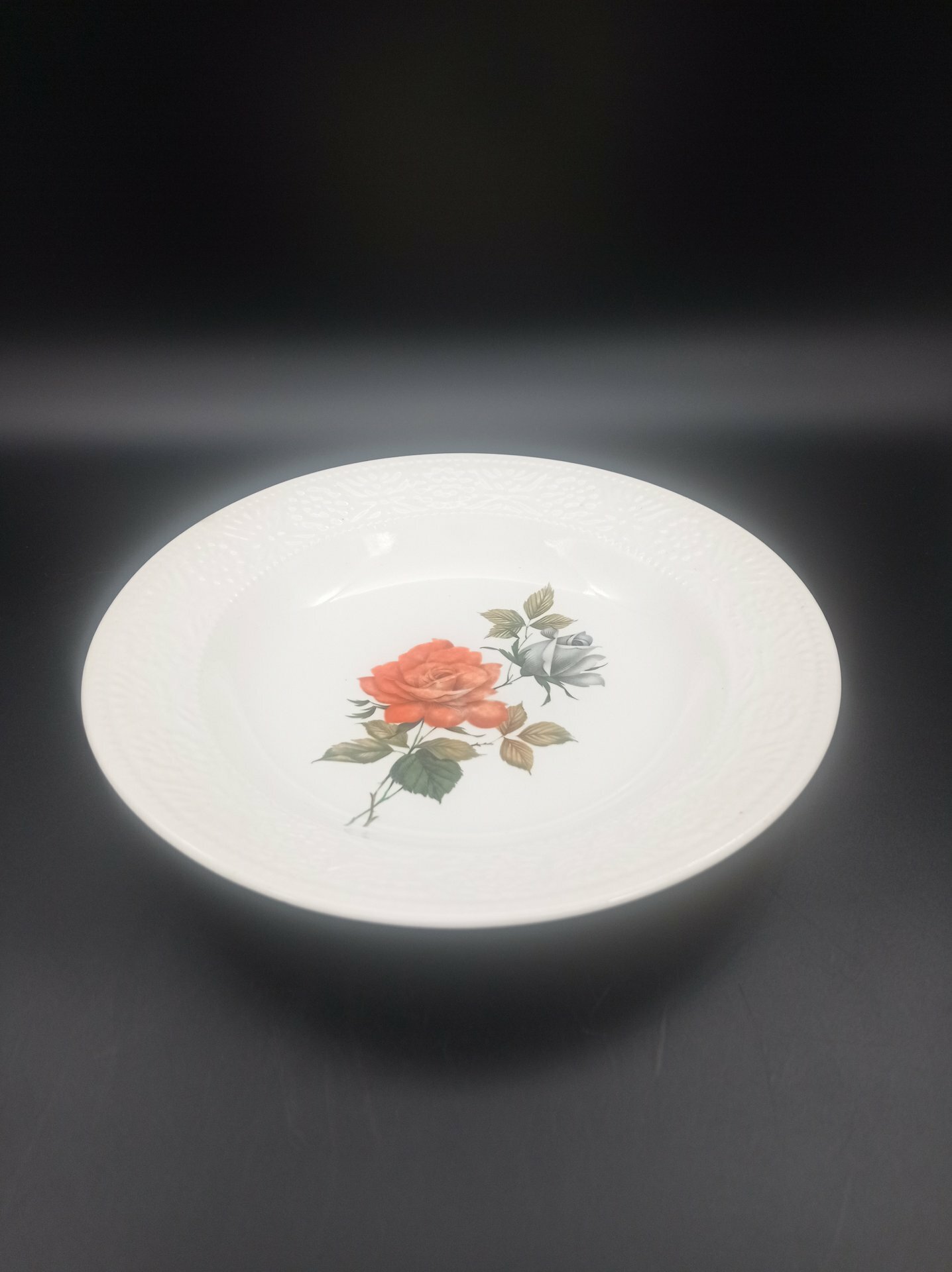 Тарелка с декором в виде роз, Boch La Louvière, фарфор, деколь, Бельгия, 1950-1990 гг.