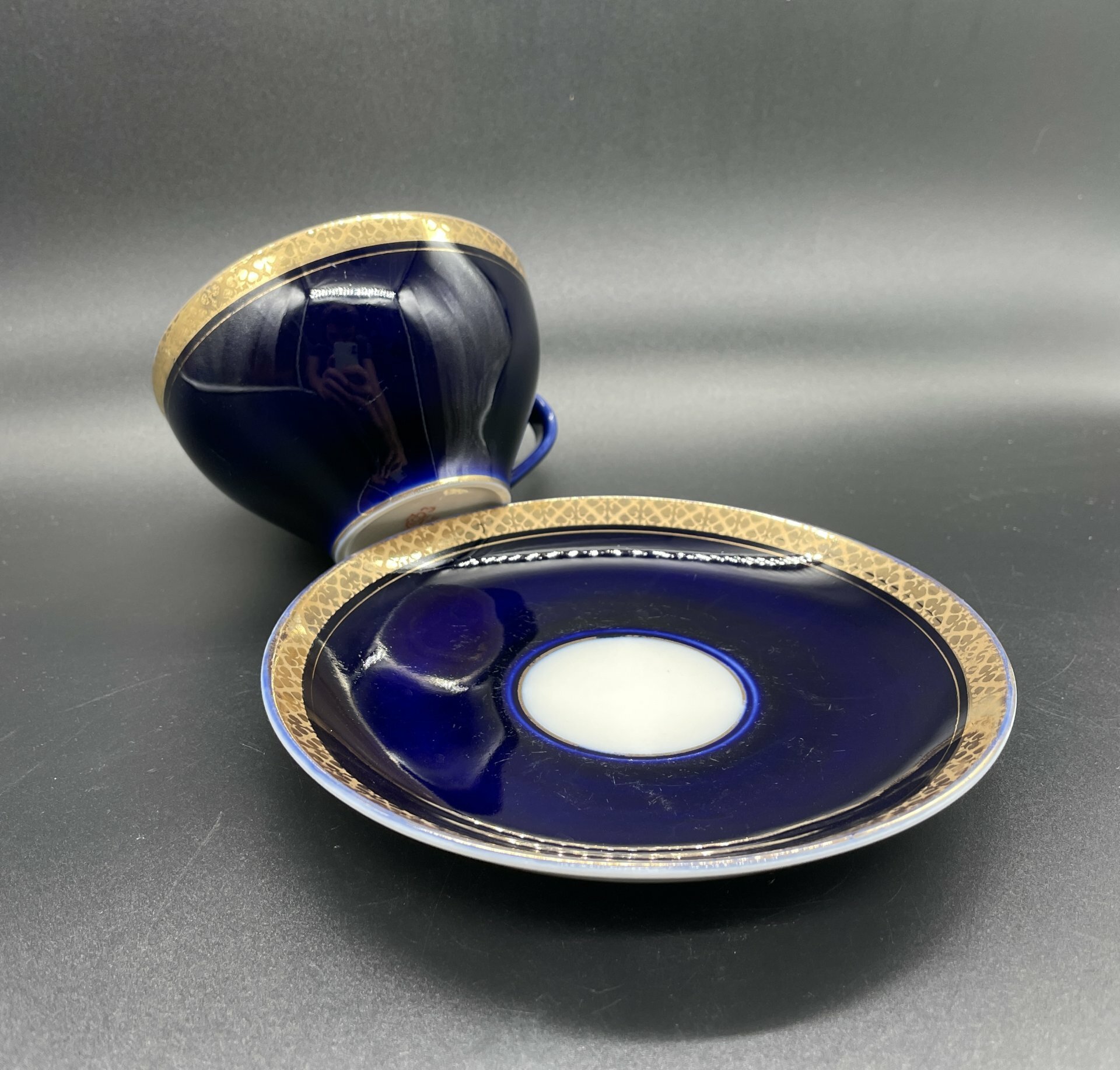 фото Пара чайная, украшенная геометрическим орнаментом, фарфор, крытье, золочение