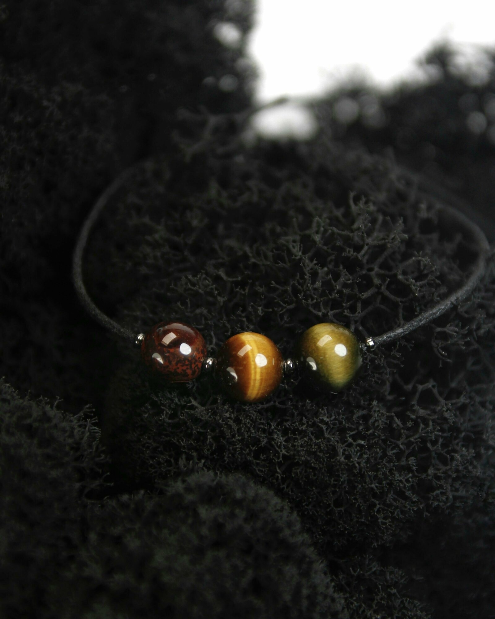 Браслет От сглаза - натуральные камни Бычий, Соколиный и Тигровый глаз, 8 мм - амулет на черном шнурке — фото 1