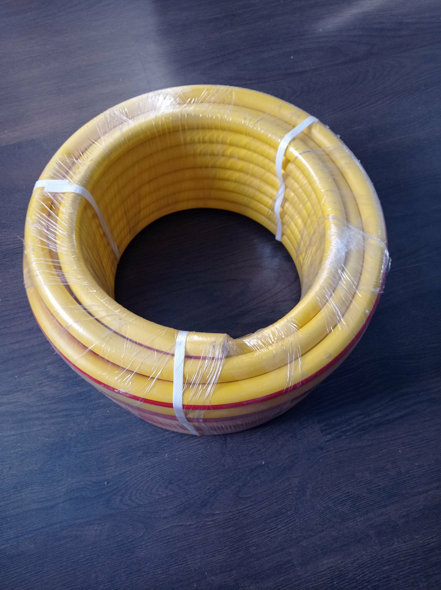 фото Шланг армированный, морозостойкий от -50 до +90 градусов ТЭП-Ф 3/4 (18мм )25 метров три слоя, радуга термоэластопласт, желтый с красной полосой