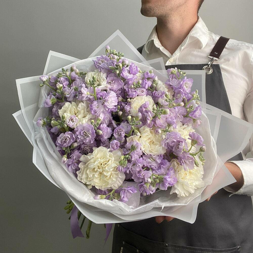 Ароматный букет живых цветов с маттиолой и диантусами, цветочный магазин Wow Flora