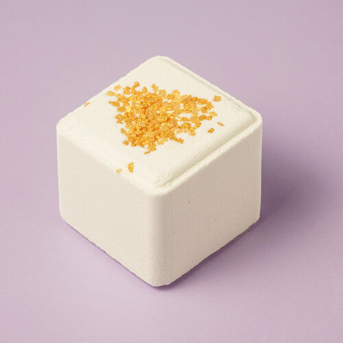 Бомбочка для ванны Куб с молочным эффектом, золотой солью и ароматом 