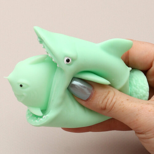 фото Игрушка антистресс мялка фуфлик акула зеленая эврика, сквиш подарок на новый год мальчику, девочке эврика подарки и удивительные вещи