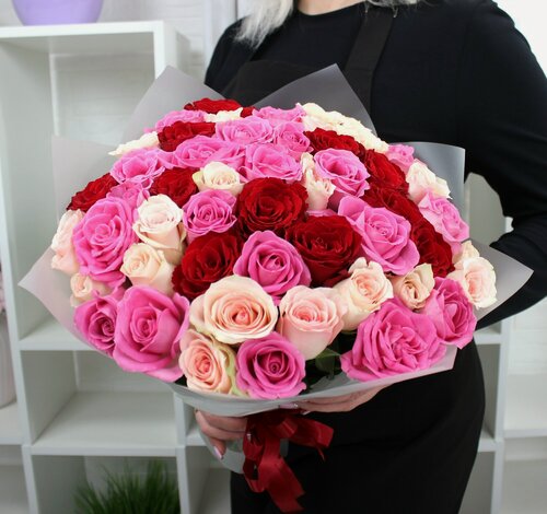 Изображение товара Монобукет THE FLOREAL разноцветная роза 51 штука, высота 40 см, с бантом