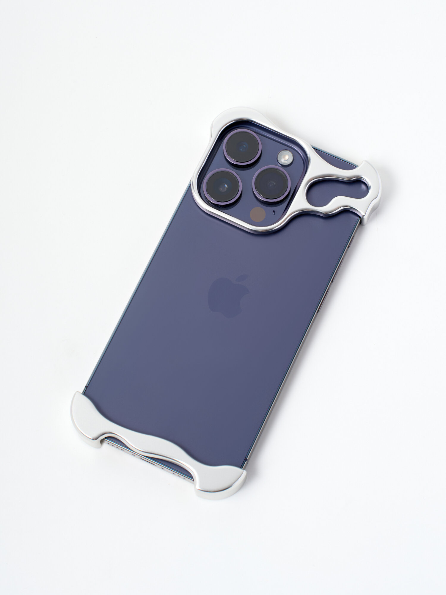 Чехол на Айфон 16 Про Макс (iPhone 16 Pro Max) металлический с защитой камеры и поддержкой беспроводной зарядки, серебро