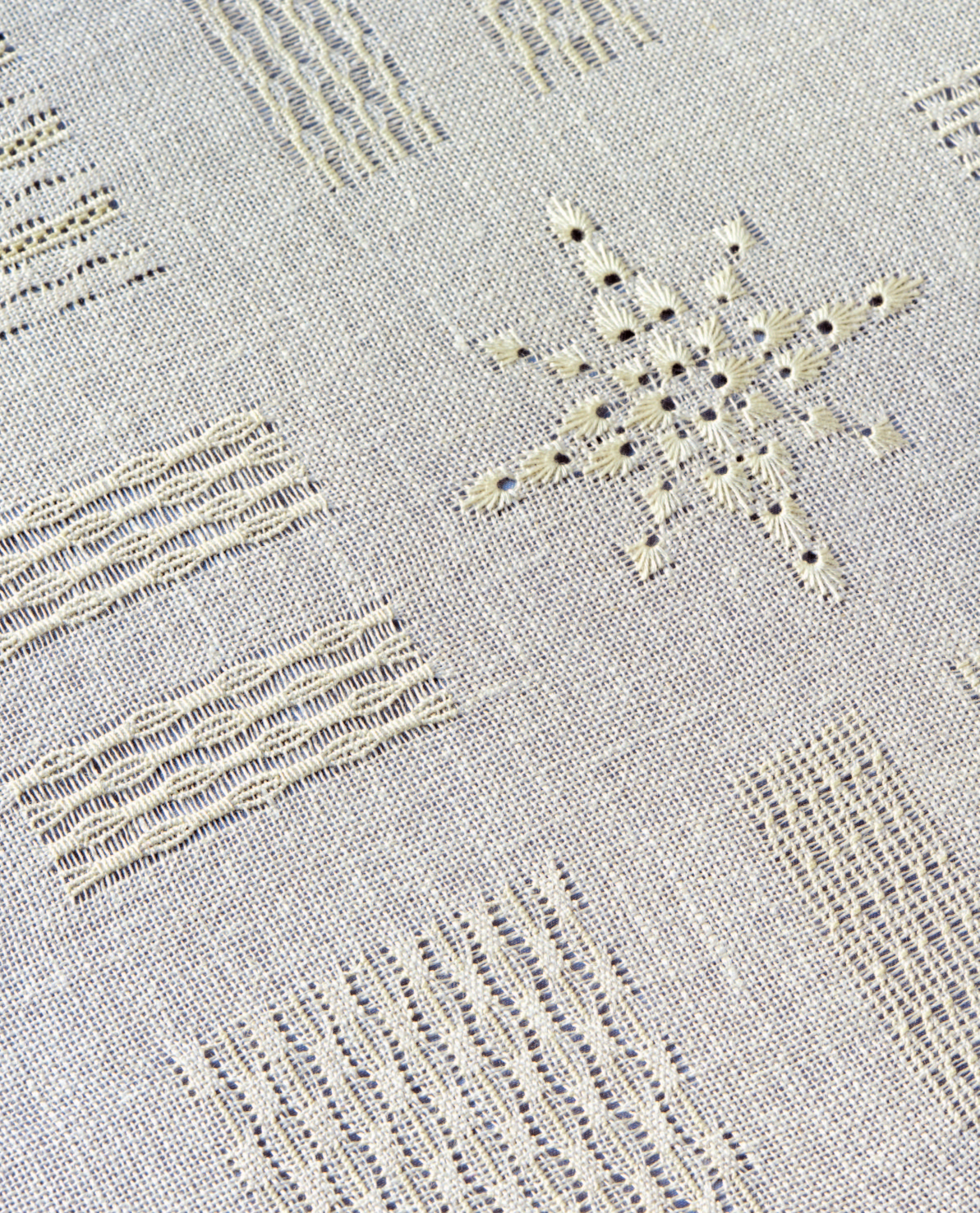 Ажурная вышивка стянутыми нитями. Более 140 узоров для вышивки без обрезания и выдергивания нитей - фото №16