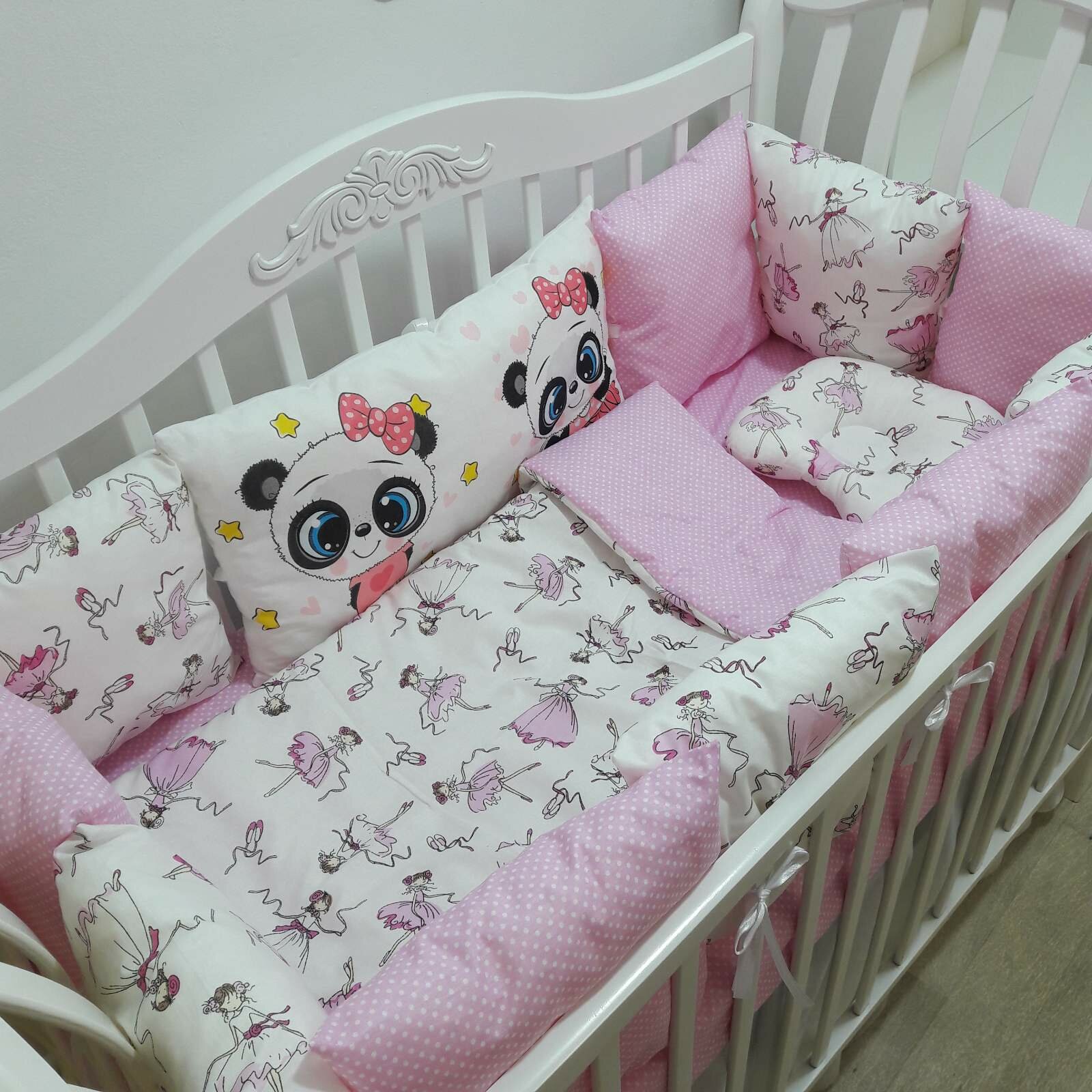Комплект бортиков в кроватку из 15 предметов Mamdis для новорожденных и малышей бело-розовый