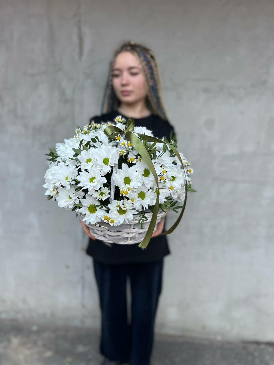 Композиция с хризантемой и ромашкой в плетеной корзине от Story Flowers 30х30