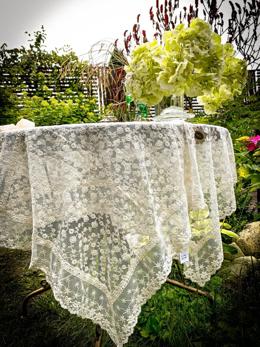 фото Скатерть квадратная кружевная